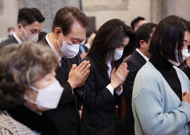 윤석열 대통령과 김건희 여사가 6일 서울 중구 명동성당에서 열린 이태원 참사 희생자 추모 미사에 참석, 기도하고 있다. [연합]