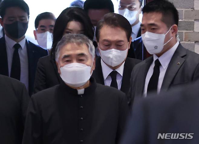 [서울=뉴시스] 전신 기자 = 윤석열 대통령과 부인 김건희 여사가 6일 서울 중구 명동성당에서 열린 이태원 참사 희생자 추모 미사에 참석하고 있다. 2022.11.06. photo1006@newsis.com