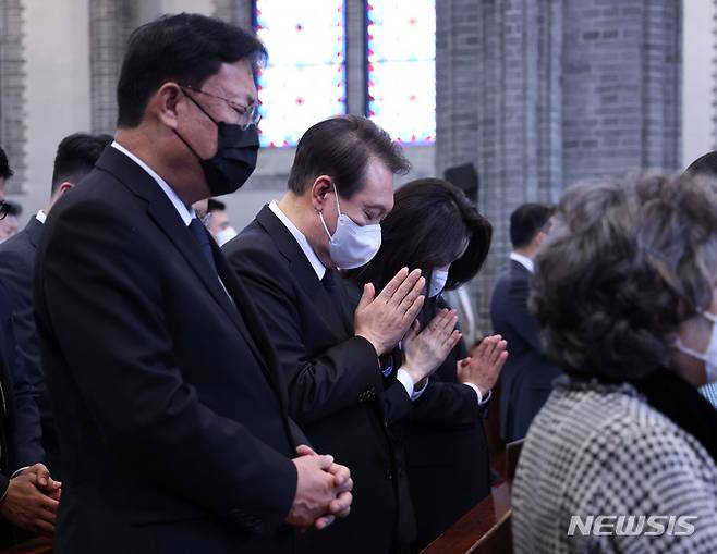 [서울=뉴시스] 전신 기자 = 윤석열 대통령과 부인 김건희 여사가 6일 서울 중구 명동성당에서 열린 이태원 참사 희생자 추모 미사에 참석해 기도하고 있다. 2022.11.06. photo1006@newsis.com