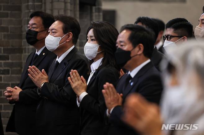[서울=뉴시스] 윤석열 대통령과 부인 김건희 여사가 6일 서울 중구 명동성당에서 열린 이태원 참사 희생자 추모 미사에 참석해 있다. (사진=대통령실 제공) 2022.11.06. photo@newsis.com