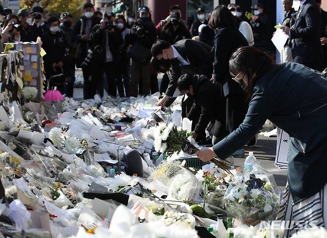 [서울=뉴시스] 조수정 기자 = 6일 서울 용산구 이태원역 1번출구 이태원 참사 현장 인근 희생자 추모공간에 시민들의 발걸음이 이어지고 있다.  2022.11.06. chocrystal@newsis.com