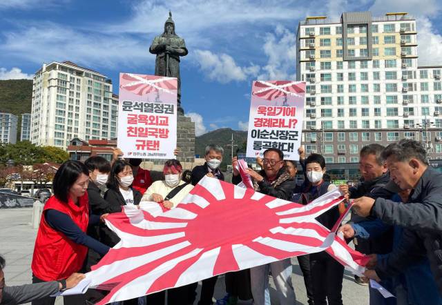 ▲일본 관함식 참석을 반대하는 시민단체의 기자회견. 6일 관함식에 참석한 한국 해군이 욱일기를 향해 거수 경례를 하는 모습이 포착됨에 따라 논란이 예상된다. ⓒ연합뉴스