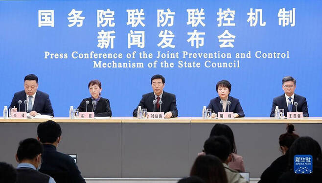 중국 방역 당국은 주말인 5일 기자회견을 열어 "제로 코로나 정책을 유지하겠다"고 밝혔다.