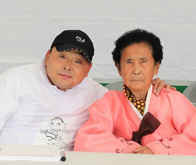 이봉주 선수와 어머니 공옥희 여사.