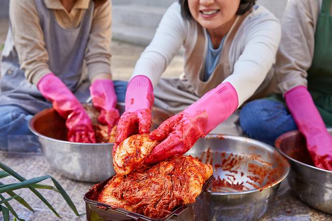 김장을 담글 때는 양반다리 자세로 오래 있지 않도록 주의해야 한다. 게티이미지뱅크