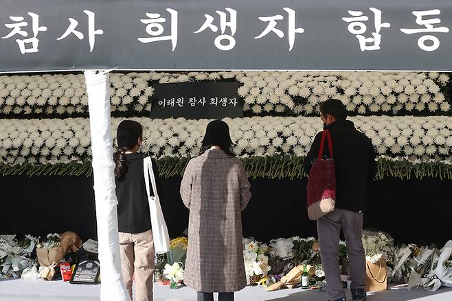 6일 서울 용산구 녹사평역 광장에 마련된 이태원 참사 희생자 합동분향소를 찾은 시민들이 희생자를 추모하고 있다. 전날 용산구는 녹사평역 광장에 마련된 이태원 참사 희생자 합동분향소를 12일까지 연장 운영한다고 밝혔다. 연장운영 기간인 6일부터 12일까지 합동분향소는 오전 8시부터 밤 10시까지 운영된다. 연합뉴스