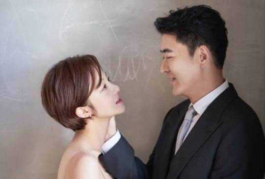 Actor Hwang Bo Ra (39) and WorkHouse Company CEO Yeong-Hoon Kim (active name Cha Hyeon-woo, 42) bear fruit after a 10-year romance.On the afternoon of the 6th, Hwang Bo Ra and Cha Hyeon-woo couples will hold a marriage ceremony in Seoul.Kim Jun-ho, a comedian, and Harim, a celebrity, are in charge of society.Hwang Bo Ra recently appeared on SBS TV series Dongsang Imong 2-You Are My Destiny and said, I registered my marriage because of my pregnancy.Hwang Bo Ra made a marriage with his long-time companion in November last year in the Instagram, and announced the marriage news directly.Thanks to the blessings of many people for a long time, we were able to join together with a harder heart. Thank you to all those who looked at us beautifully. Thank you for your happiness.The Work House Company also announced that the Work House Company Yeong-Hoon Kim and Hwang Bo Ra Actor, who have been invaluable for a long time through the official position, will sign a one-year anniversary in November. I promise to make every effort to show you a better picture and I hope you will send me warm congratulations and blessings. Hwang Bo Ra officially acknowledged his relationship with Yeong-Hoon Kim in July 2014, saying that they had been dating for a year and that they had grown up in love by meeting together in a prayer meeting.Hwang Bo Ra has been in close contact with Yeong-Hoon Kims father, Actor Kim Yong-gun, and his brother, Actor Ha Jung-woo (real name Kim Sung-hoon).Hwang Bo Ra debuted in 2003 as a talent for SBS 10th Bond.Drama  ⁇  Land  ⁇   ⁇  Rainbow Romance  ⁇   ⁇  My Girl  ⁇   ⁇  Smile, Mom  ⁇   ⁇   ⁇  Aarang Sato  ⁇   ⁇   ⁇  Obsessive Stone Singer  ⁇   ⁇   ⁇   ⁇   ⁇   ⁇   ⁇   ⁇   ⁇   ⁇   ⁇   ⁇   ⁇   ⁇   ⁇   ⁇   ⁇  Zombie Detective  ⁇ , Movie  ⁇   ⁇   ⁇   ⁇   ⁇   ⁇   ⁇   ⁇   ⁇   ⁇   ⁇   ⁇   ⁇ .Recently, I do not worry about the revival of the revival of the revival of the revival of the revival of the revival of the revival of the revival of the revival of the revival of the versatility.
