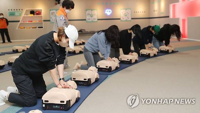 "응급상황에선 이렇게" [연합뉴스 자료 사진]