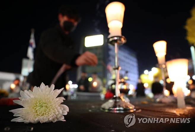 이태원 참사 희생자 추모하는 시민들 (춘천=연합뉴스) 양지웅 기자 = 5일 강원 춘천시 팔호광장에서 열린 '이태원 참사 희생자 추모 촛불집회'에 마련된 현장 분향소에서 시민들이 애도를 표하고 있다. 2022.11.5 yangdoo@yna.co.kr