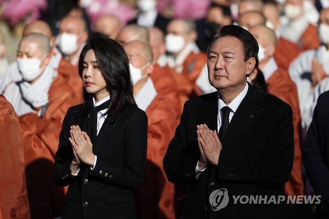 합장한 윤석열 대통령과 김건희 여사 (서울=연합뉴스) 안정원 기자 = 윤석열 대통령과 김건희 여사가 4일 오후 서울 종로구 조계사에서 열린 '이태원 참사 희생영가 추모 위령법회'에 참석, 합장을 하고 있다. 2022.11.4 [대통령실 제공. 재판매 및 DB금지] jeong@yna.co.kr