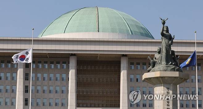 조기 게양된 국회 (서울=연합뉴스) 하사헌 기자 = 30일 서울 여의도 국회에 '이태원 압사 참사' 희생자들에 대한 조의를 표하는 조기가 게양돼 있다. 2022.10.30 toadboy@yna.co.kr