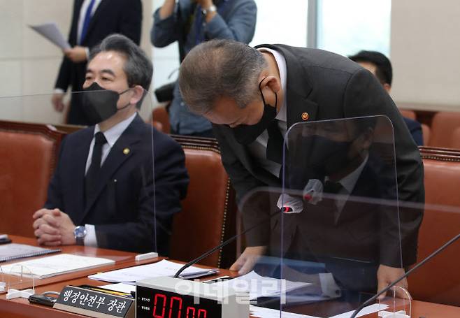 이상민 행정안전부 장관이 1일 서울 여의도 국회에서 열린 행정안전위원회 전체회의 ‘이태원 사고 관련 현안보고’에서 허리숙여 사과하고 있다. (사진=노진환 기자)