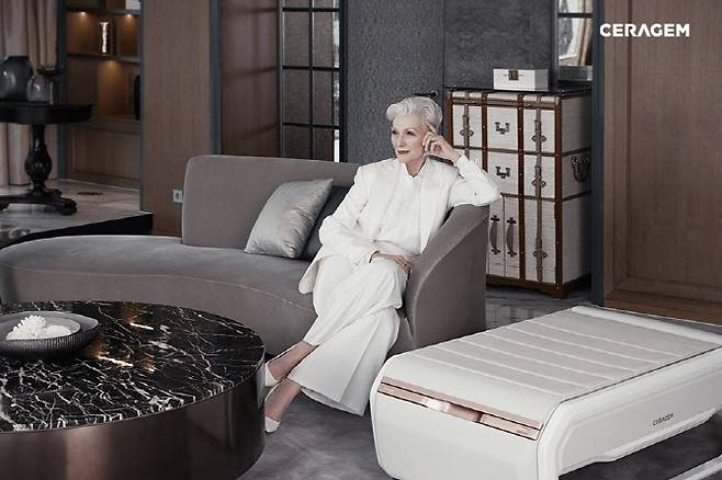 세라젬 척추 의료가전과 글로벌 엠베서더 메이 머스크