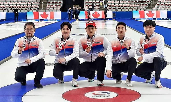 한국 남자컬링 4인조 국가대표 서울시청이 준우승을 차지한후 기념촬영을 하고 있다. 왼쪽부터 양재봉 감독, 정병진, 이정재, 김민우, 김태환 선수. (대한컬링연맹 제공)