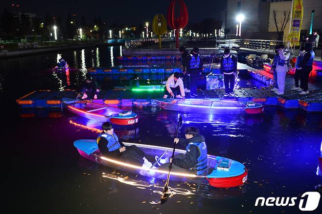 6일 경북 포항시 포항운하에서 시민과 관광객들이 야간카약 체험을 하기 위해 출발하고 있다.2022.11.6/뉴스1 ⓒ News1 최창호 기자