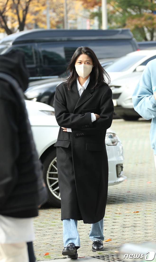 배우 설현이 라디오 '최화정의 파워타임‘(최파타)을 위해 7일 서울 양천구 SBS목동에 도착해 스튜디오로 이동하고 있다.  ⓒ News1 권현진 기자