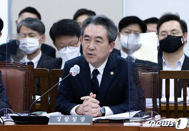 윤희근 경찰청장이 7일 오후 서울 여의도 국회에서 열린 행정안전위원회 전체회의에서 의원 질의에 답변하고 있다. 2022.11.7/뉴스1 ⓒ News1 이재명 기자