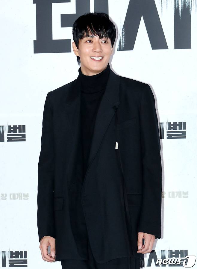 배우 김래원이 7일 서울 용산CGV에서 열린 영화 ‘데시벨’(감독 황인호) 언론시사회에서 포즈를 취하고 있다. ‘데시벨’은 소음이 커지는 순간 폭발하는 특수 폭탄으로 도심을 점거하려는 폭탄 설계자(이종석 분)와 그의 타깃이 된 전직 해군 부함장(김래원 분)이 벌이는 사운드 테러 액션 영화이다. 2022.11.7/뉴스1 ⓒ News1 권현진 기자