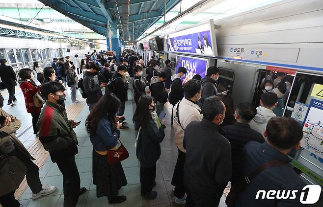 영등포역 인근에서 무궁화호 열차가 탈선한 가운데 7일 오전 서울 신도림역 지하철 운행이 지연되고 있다. 한국철도공사(코레일)는 이날 오후 1시 정상화를 목표로 복구 작업에 한창이다. 2022.11.7/뉴스1 ⓒ News1 신웅수 기자