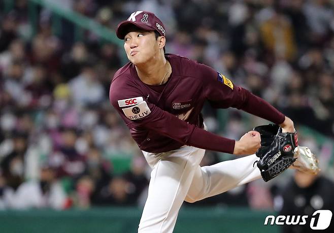 7일 오후 인천시 미추홀구 SSG 랜더스필드에서 열린 프로야구 '2022 신한은행 SOL KBO 포스트시즌' 한국시리즈 5차전 키움 히어로즈와 SSG 랜더스의 경기, 키움 선발 안우진이 4회말 2사 1루에서 힘차게 공을 던지고 있다. 2022.11.7/뉴스1 ⓒ News1 김진환 기자