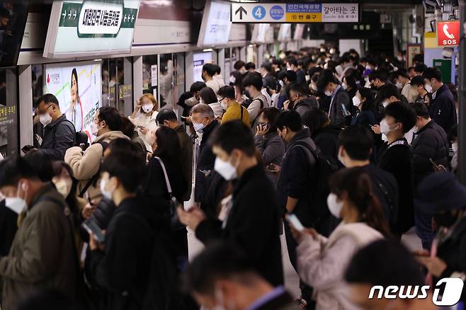 영등포역 무궁화호 탈선사고 복구작업 여파로 7일 오후 지하철 1호선 서울역 승강장이 지하철을 기다리는 퇴근길 승객들로 붐비고 있다. 한국철도공사는 이날 오후 5시 30분께 복구 작업을 완료했다고 밝혔다. 2022.11.7/뉴스1 ⓒ News1 이광호 기자