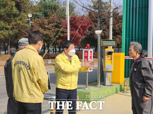 이재영 충북 증평군수는 7일 조류인플루엔자(AI) 방역 현장인 보강천 등을 찾아 방역상황을 지도‧점검했다. /증평군.