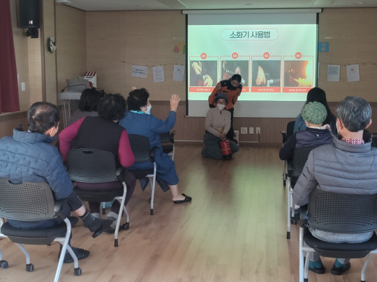 논산시 '슬기로운 주민생활 학교' 소화기 사용법 교육 장면 사진=논산시 제공