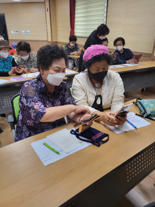 논산시 '슬기로운 주민생활 학교' 스마트폰 활용 교육 장면 사진=논산시 제공