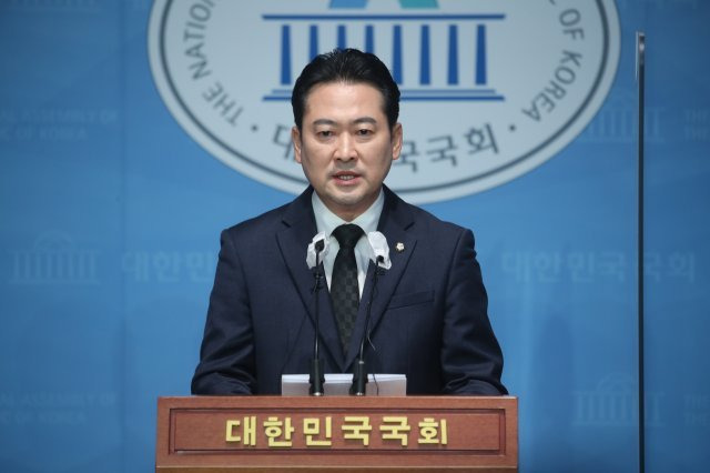 장동혁 국민의힘 원내대변인이 6일 서울 여의도 국회 소통관에서 국정조사요구, 촛불집회 관련 브리핑을 하고 있다. 뉴시스