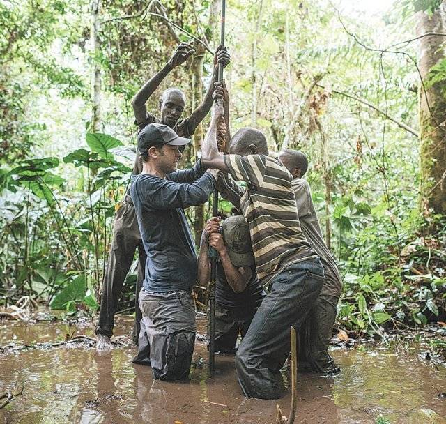 콩고민주공화국과 영국 등 국제공동연구팀이 콩고 분지의 이탄지에서 연구를 위해 물속에 잠긴 이탄을 채취하고 있다. 그린피스 제공