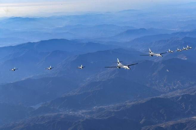 미군 B-1B 전략폭격기 2대와 한국군 F-35A 4대, 미군 F-16 4대가 한미연합공중훈련 ‘비질런트 스톰’ 마지막 날인 지난 5일 연합훈련을 하고 있다. 합동참모본부 제공