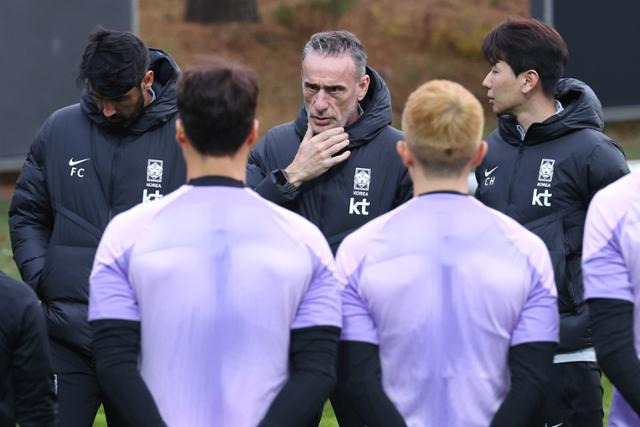 파울루 벤투 축구국가대표팀 감독이 3일 경기 파주 축구대표팀 트레이닝센터(NFC)에서 선수들에게 훈련 지시를 하고 있다. 대표팀은 11일 화성종합운동장에서 아이슬란드와 마지막 평가전을 치른다. 뉴스1