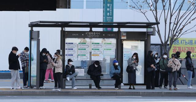 기온이 다시 내림세에 접어든 지난달 24일 오전 광화문광장에서 시민들이 두꺼운 옷차림을 한 채 버스를 기다리고 있다. 연합뉴스