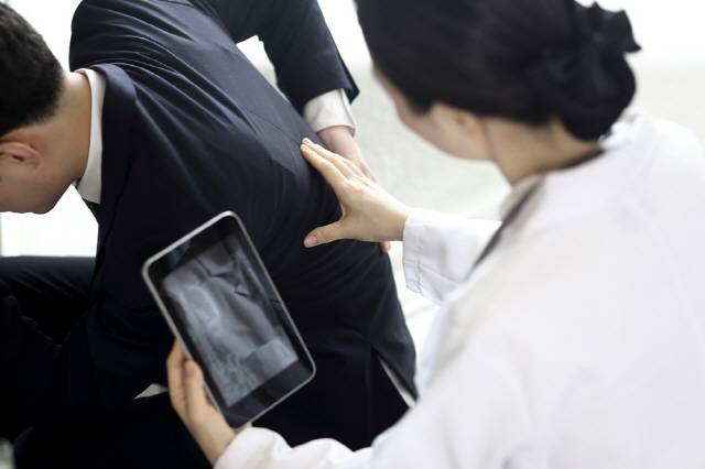등 통증이 있다고 췌장암을 진단받을 확률은 낮지만, 췌장 부근인 명치 뒤쪽 어딘가가 아프며 통증 부위가 뚜렷이 짚이지 않는다면 췌장암 탓에 발생한 통증일 수 있다./사진=클립아트코리아