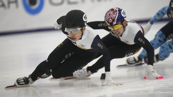 박지원이 7일 열린 ISU 쇼트트랙 월드컵 2차 대회 남자 1000m 결승에서 1위로 질주하고 있다. 2위는 홍경환AP=연합뉴스