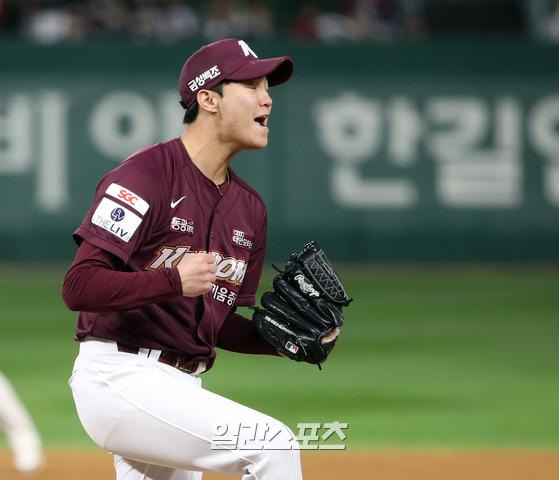 2022 KBO 포스트시즌 키움 히어로즈와 SSG 랜더스의 한국시리즈 5차전이 7일 오후 인천SSG랜더스필드에서 열렸다. 4회말 2사 1루 안우진이 한유섬을 삼진으로 처리한 후 주먹을 불끈 쥐고 있다.   인천=김민규 기자