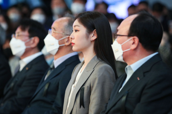 김연아가 7일 오전 서울 강남구 코엑스에서 열린 '2022 제2차 KB굿잡 우수기업 취업박람회'에 참석해 이태원 참사 애도 리본을 패용한 채 자리하고 있다. [사진=뉴시스]