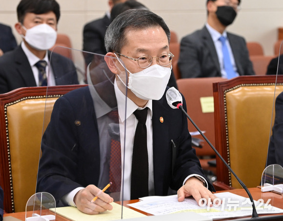 이종호 과학기술정보통신부 장관이 7일 오후 서울 여의도 국회에서 열린 과학기술정보방송통신위원회 전체회의에서 의원 질의에 답하고 있다. [사진=김성진 기자]