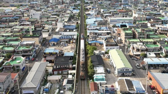 순천시내를 가로지르는 철도. 노관규 순천시장은 “영호남의 상생 발전을 위해서라도 도심 속 대못이 된 옛 철로를 이설하는 사업이 반드시 성사돼야 한다”고 말했다. 사진 순천시