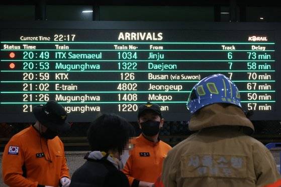 서울 영등포역 부근에서 무궁화호 열차 탈선 사고가 발생한 6일 밤 서울 영등포역을 지나는 열차의 운행이 중단돼 있다. 연합뉴스