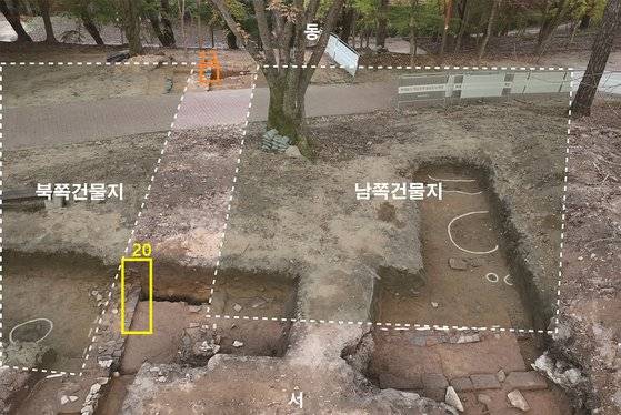 부소산성 와적기단 건물지. 노란색 표시된 지점이 20단 쌓인 기와를 확인한 지점, 주황색 표시된 지점이 13단 기와를 확인한 지점이다. 본격적인 조사를 시작하기 전 시범적으로 조사하는 용도로 일부 지역만 땅을 파서 확인한 결과다. 이를 바탕으로 조사 계획을 수립한 뒤, 더 넓은 지역으로 조사가 이어질 수 있다. 사진 국립부여문화재연구소