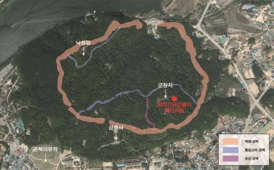 부소산성 와적기단 건물지. 이번에 건물지가 발견된 지점은 지금껏 '조선시대에 군사 식량을 저장하는 창고로 쓰였다' 정도로만 여겨졌지만, 시간을 거슬러 올라가면 백제 시대에는 더 중요한 곳으로 쓰였을 가능성이 새롭게 제시된 셈이다. 사진 국립부여문화재연구소