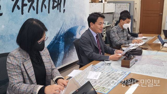 ▲ 레고랜드 사태와 관련, 김진태 도지사가 24일 도청 기자실에서 기자간담회를 갖고, 관련 입장을 표명하고 있다. 서영&nbsp;2022-10-24