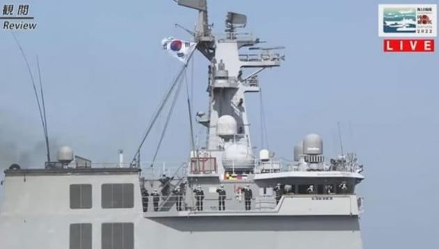 국제관함식에서 거수경례하는 한국 해군 /사진=서경덕 교수 페이스북