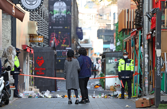 The police restrict access to the International Food Street in Itaewon, central Seoul, on Sunday afternoon. [YONHAP]