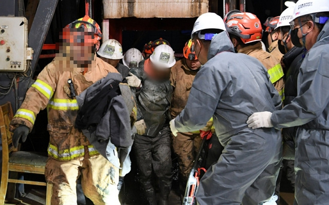 경북 봉화군 아연 광산 매몰 사고로 고립됐던 작업자 2명이 10일 만인 지난 4일 오후 11시 3분께 무사히 구조되고 있다. 사진은 이날 생환한 고립자들이 부축을 받으며 걸어 나오고 있다. 뉴시스