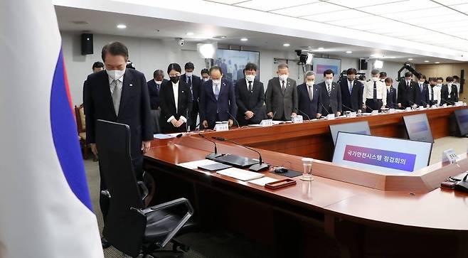 [서울=뉴시스] 홍효식 기자 = 윤석열 대통령이 7일 서울 용산 대통령실 청사에서 열린 국가안전시스템 점검회의에서 이태원 참사 희생자에 대한 묵념을 하고 있다. 2022.11.07.