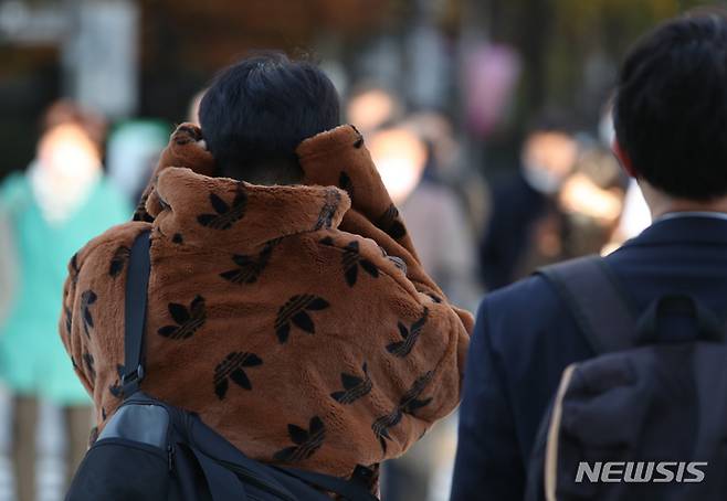 [서울=뉴시스] 고승민 기자 = 중부지방 곳곳 기온이 영하권으로 떨어지며 올 가을 들어 가장 추운 아침 날씨를 보인 4일 서울 광화문 사거리에서 직장인들이 출근하고 있다. 2022.11.04. kkssmm99@newsis.com