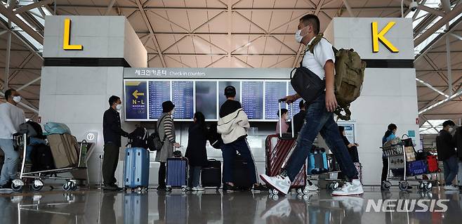 [인천공항=뉴시스] 백동현 기자 = 지난달 5일 오전 인천국제공항 제1여객터미널 출국장의 모습. 2022.11.07. livertrent@newsis.com