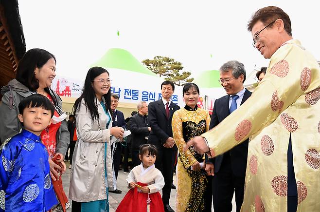 [안동=뉴시스] 이철우 경북도지사가 7일 도청에서 열린 한·베 수교 30주년 기념 '베트남의 날' 행사에서 베트남 전통의상을 입고 베트남 주민들과 얘기를 나누고 있다. (사진=경북도 제공) 2022.11.07 *재판매 및 DB 금지